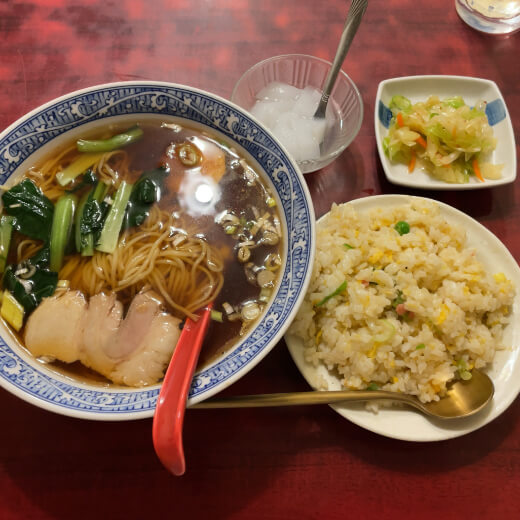 餃老伯　ラーメンと半炒飯